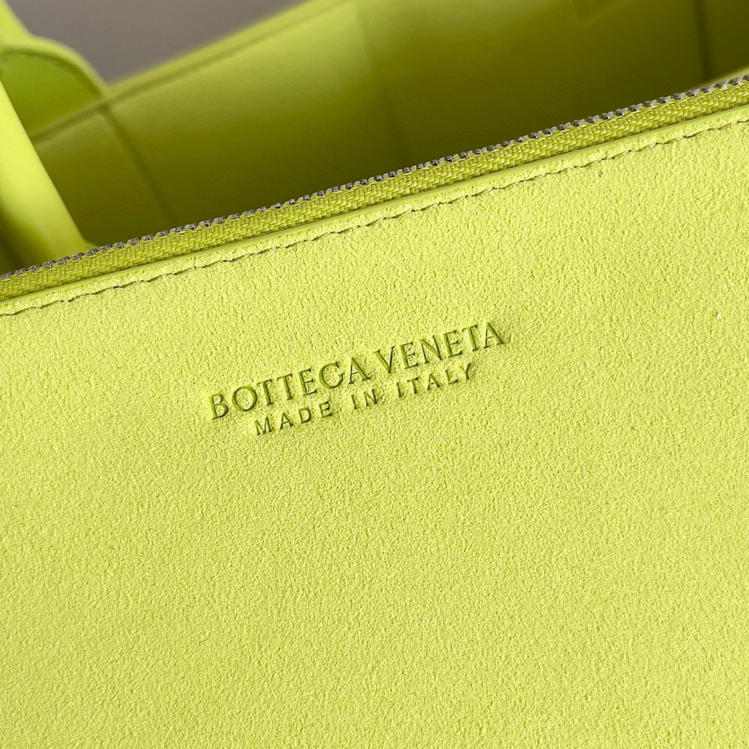 MOMO- high quality version 680165VB1K03560 item：B-B563J1612C