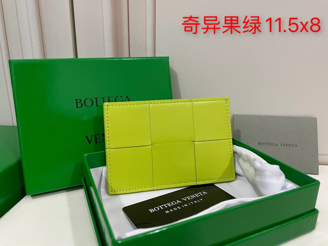 MOMO- high quality version 690938VCQ727301 item：B-B063J3012C
