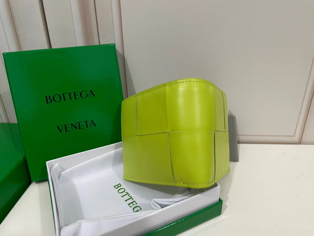MOMO- high quality version 690963VCQ727301 item：B-B063J3014C