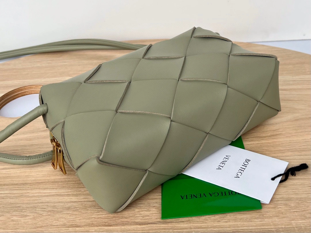 MOMO- high quality version 709417VCQC22916 Cassette sheephide item：B-B063I0719C