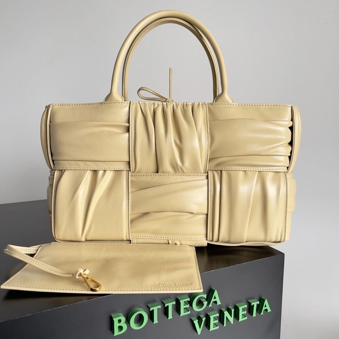 MOMO- high quality version 729043V2FY19796 Tote item：C-B063B1323C