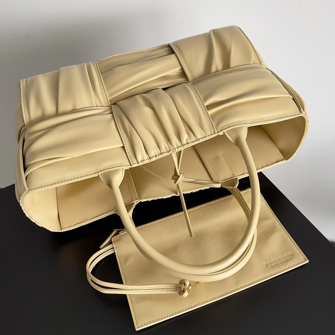 MOMO- high quality version 729043V2FY19796 Tote item：C-B063B1323C