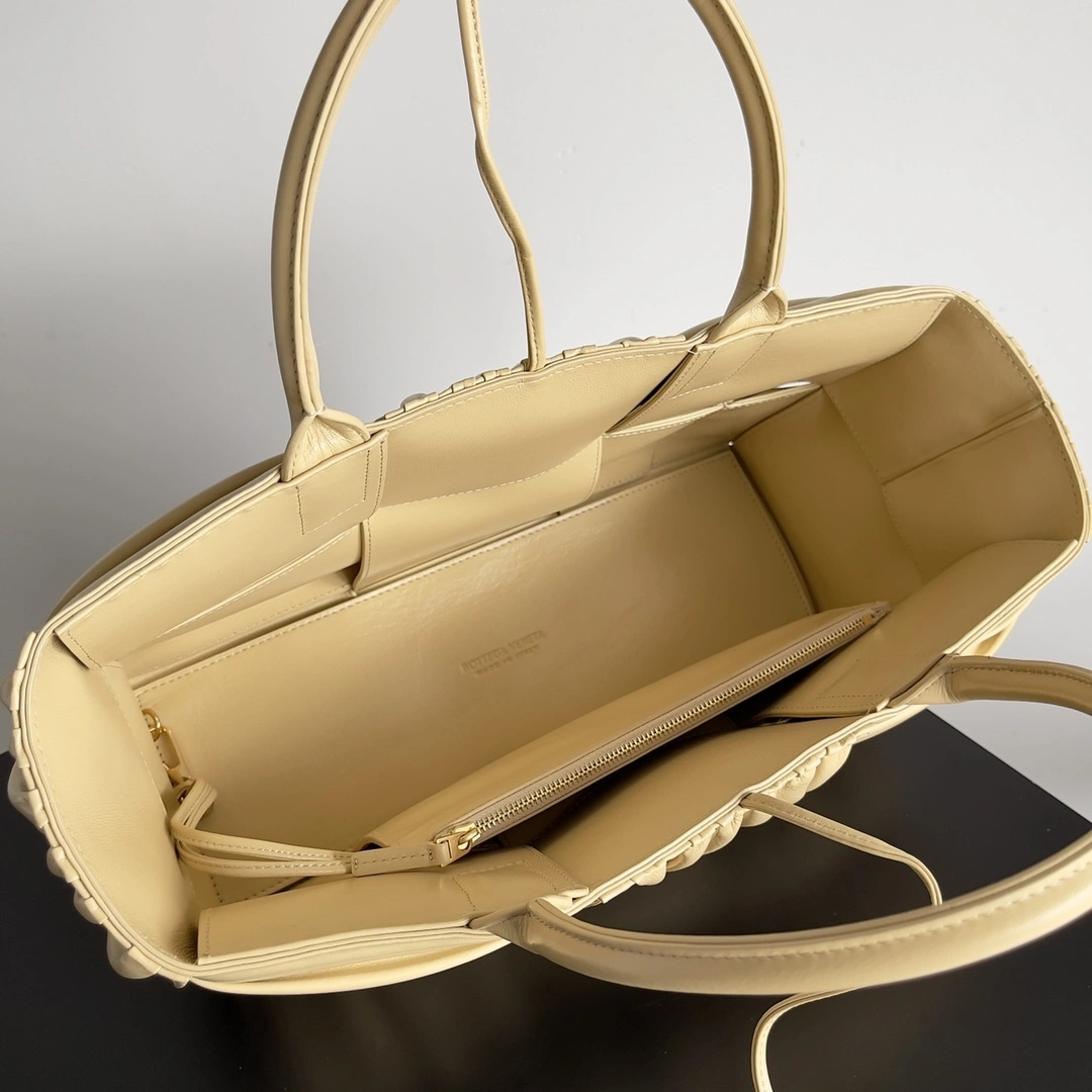MOMO- high quality version 729043V2FY19796 Tote item：C-B063B1323C
