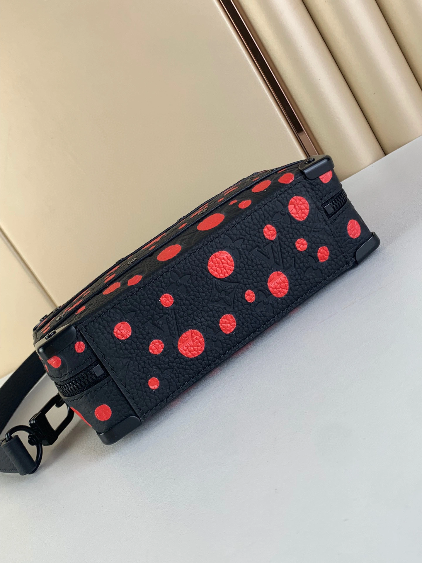 MOMO- high quality version M21677 Handle Soft Trunk item：C-B000A1423C