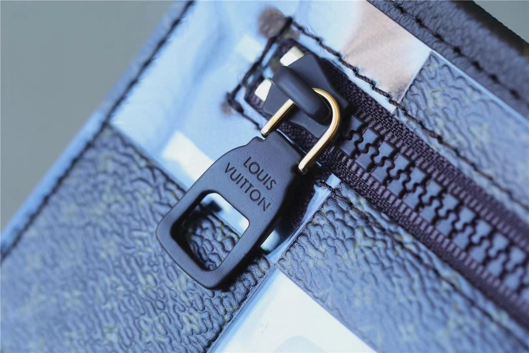 MOMO- high quality version M81588 STANDING POUCH item：B-B063J2002C