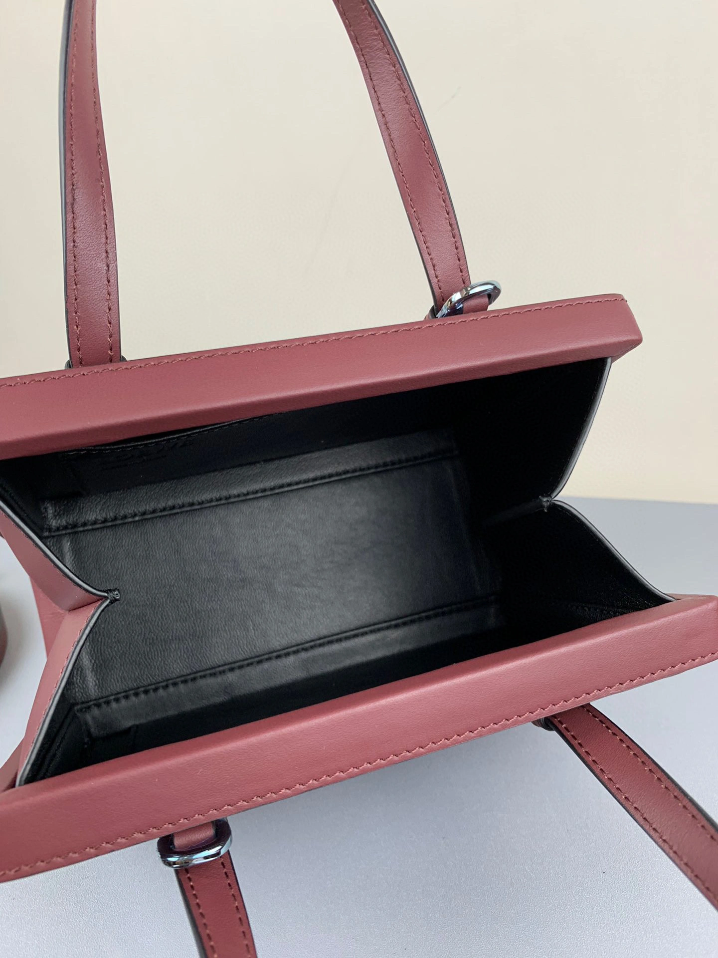 MOMO- high quality version postal calfskin item：B-B063G3021C