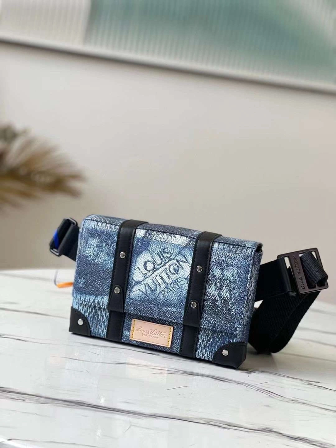 *MOMO- n50061trunk item : A-B00G2958