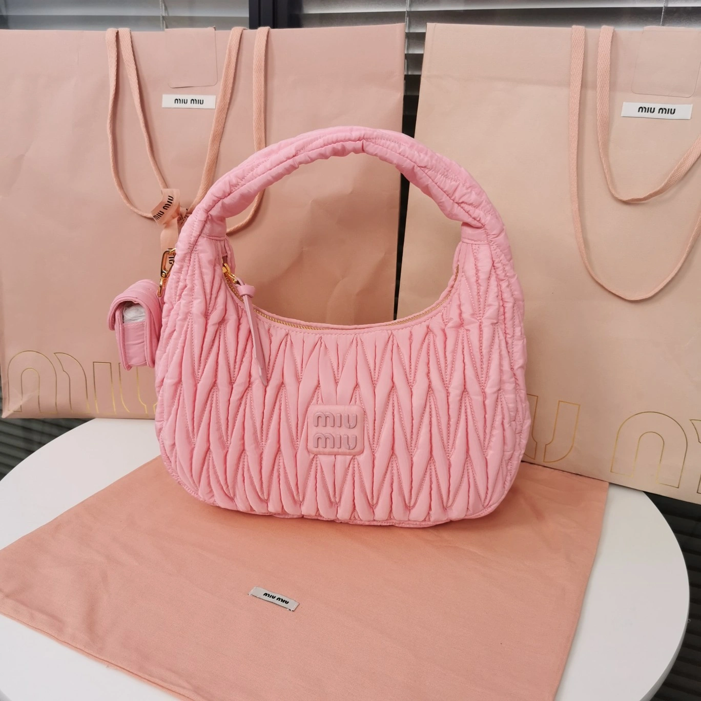 MOMO— 5BC108-2F5A-F0028-V-OOO item:D-B063A0498S