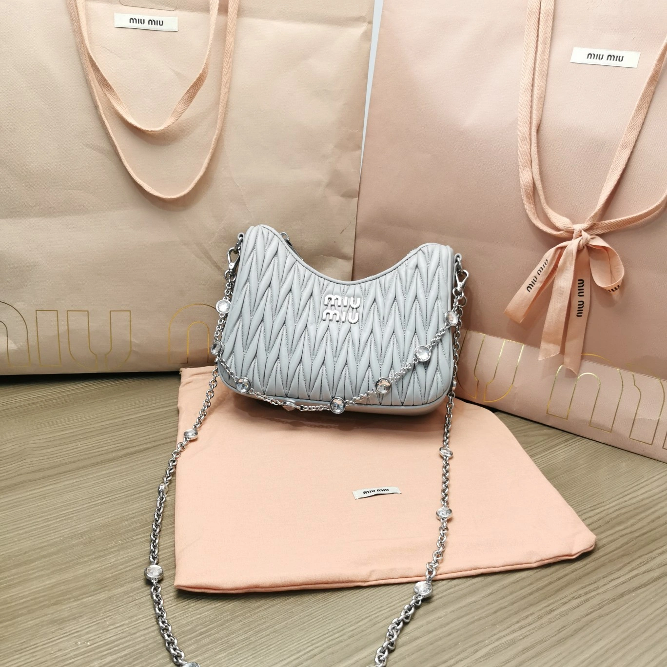 MOMO— 5BH211_2CE3_F0591_V_OWO item:D-B063A0506S