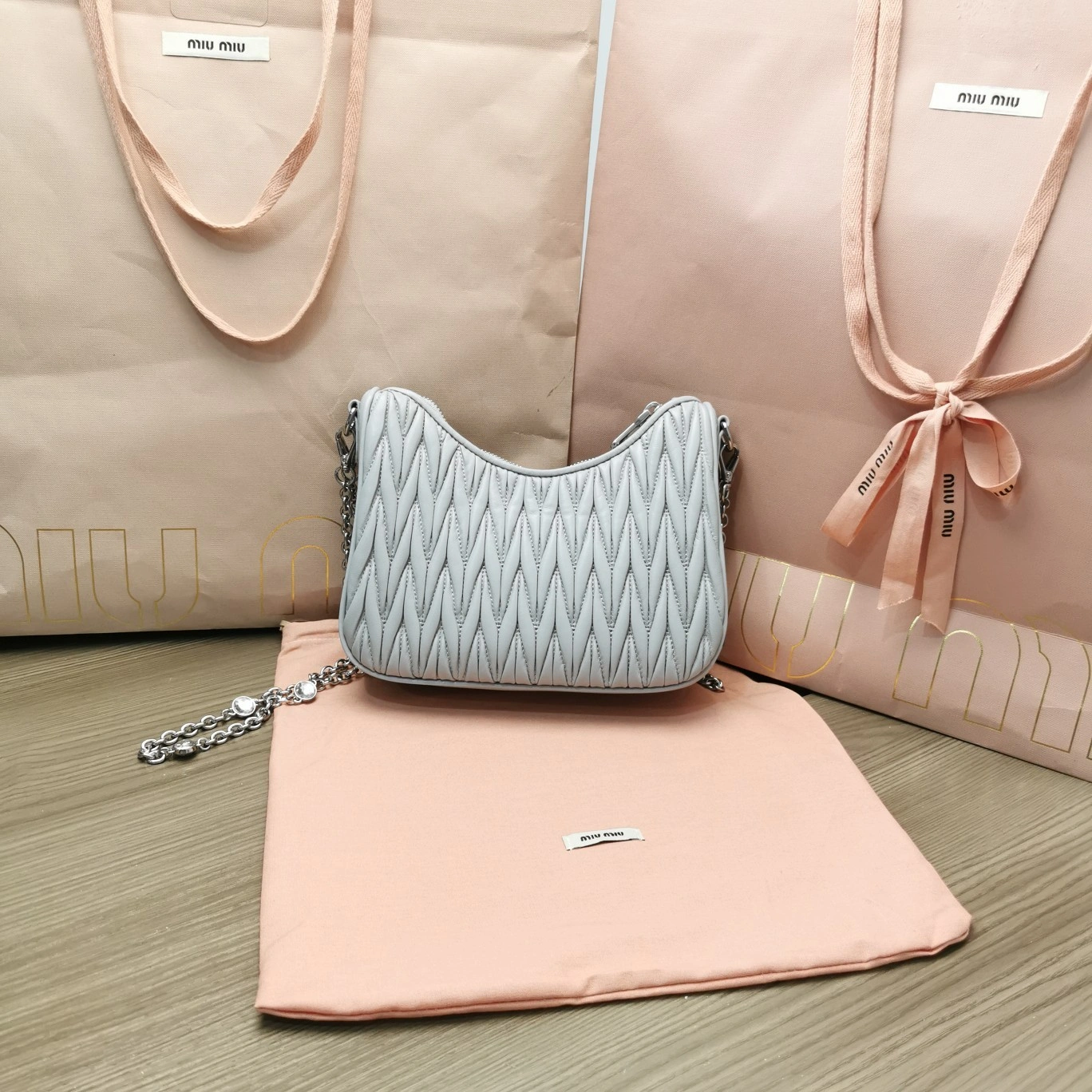 MOMO— 5BH211_2CE3_F0591_V_OWO item:D-B063A0506S