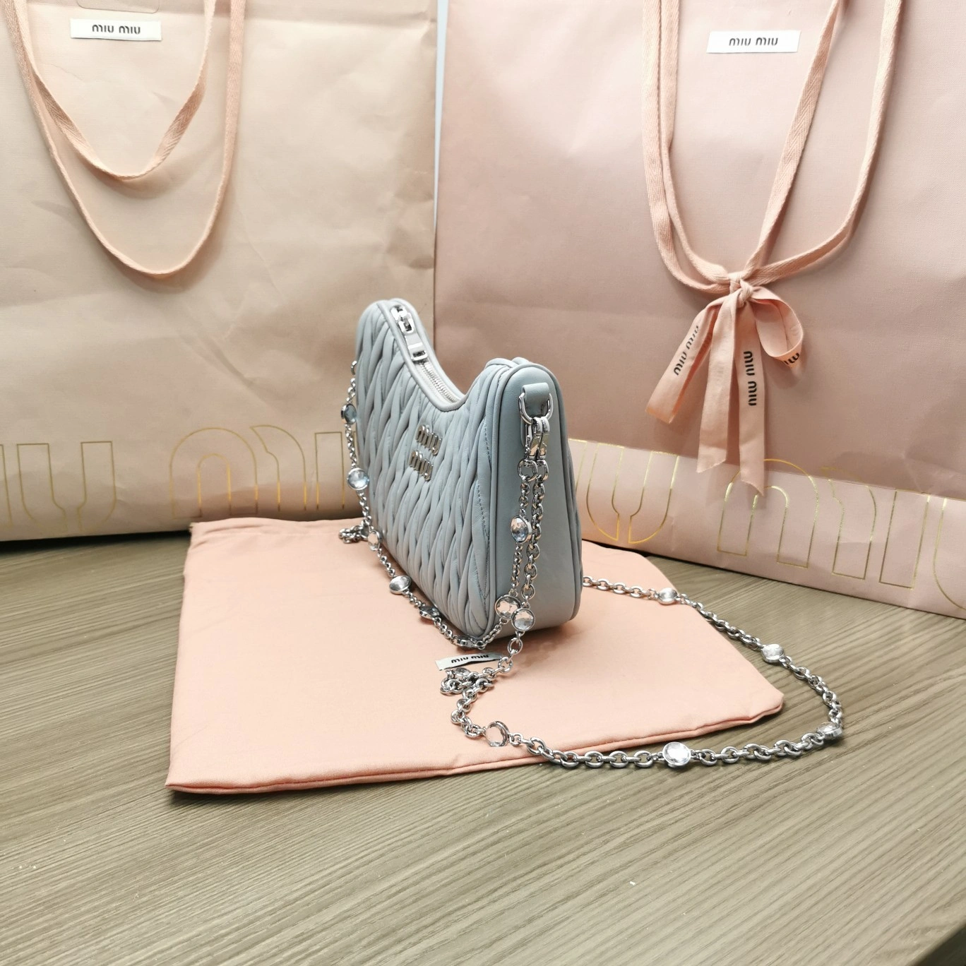 MOMO— 5BH211_2CE3_F0591_V_OWO item:D-B063A0506S