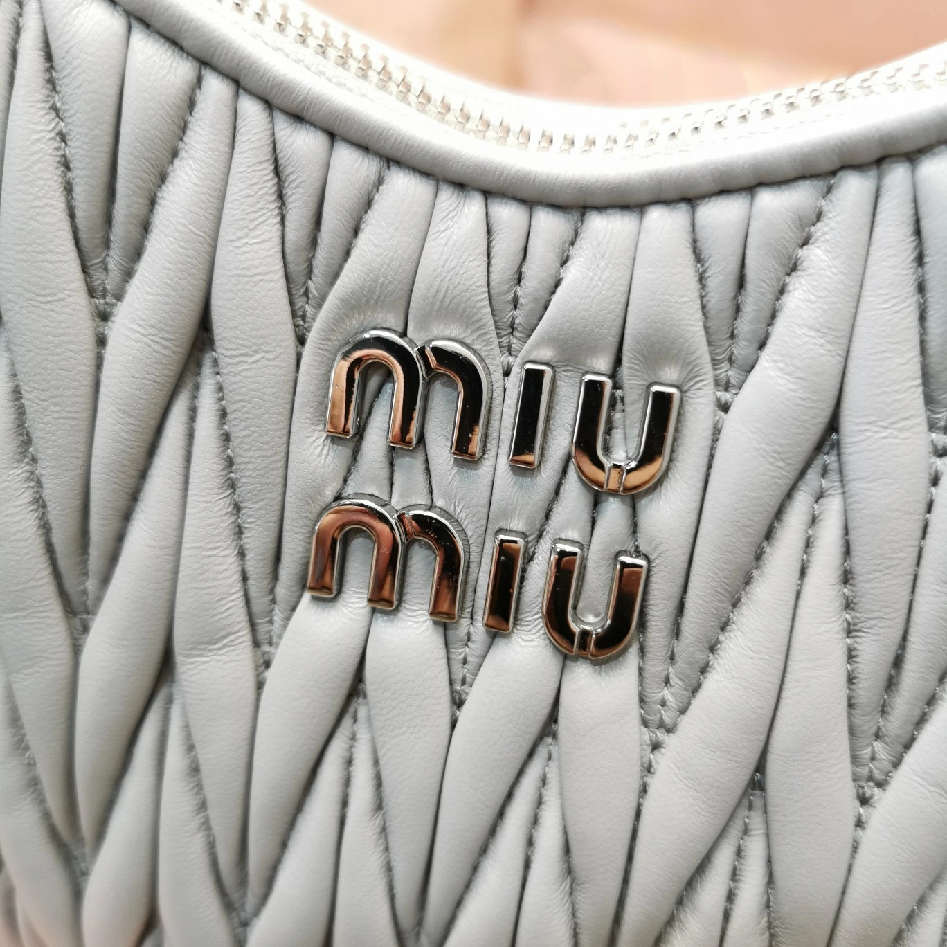 MOMO— 5BH211_2CE3_F0591_V_OWO item:D-B063A0506S
