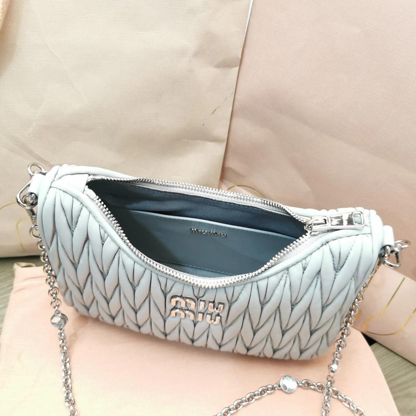MOMO— 5BH211_2CE3_F0591_V_OWO item:D-B063A0506S