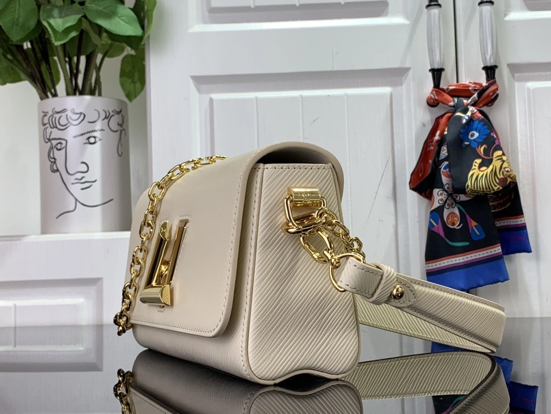 MOMO— M24550 item:D-B174A0493S