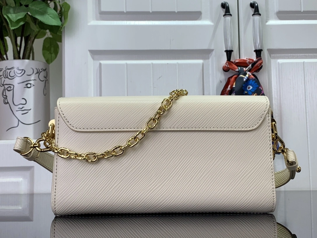 MOMO— M24550 item:D-B174A0493S