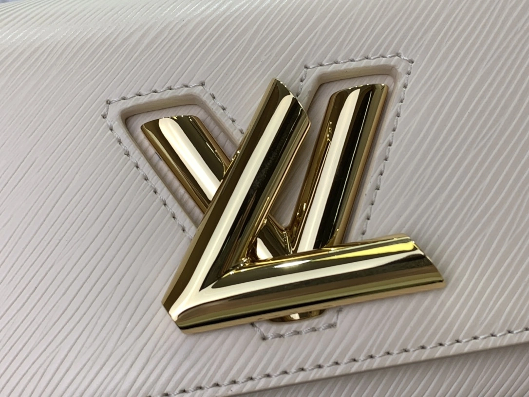 MOMO— M24550 item:D-B174A0493S