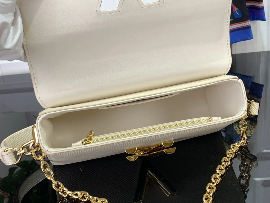 MOMO— M24550 item:D-B174A0493S