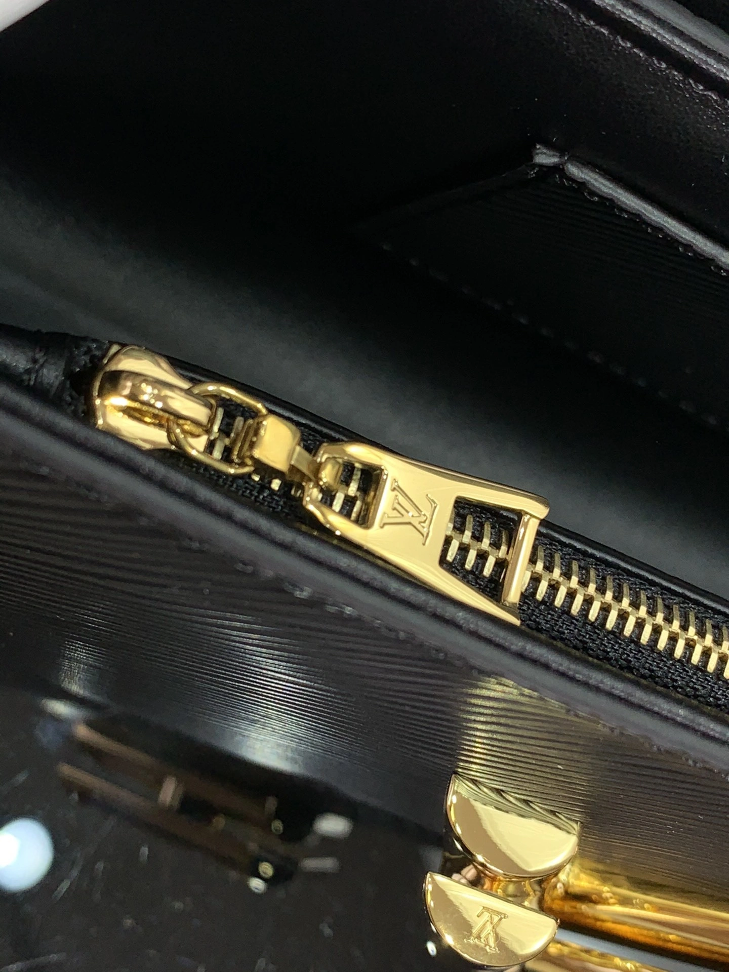 MOMO— M83077 item:D-B174A0494S