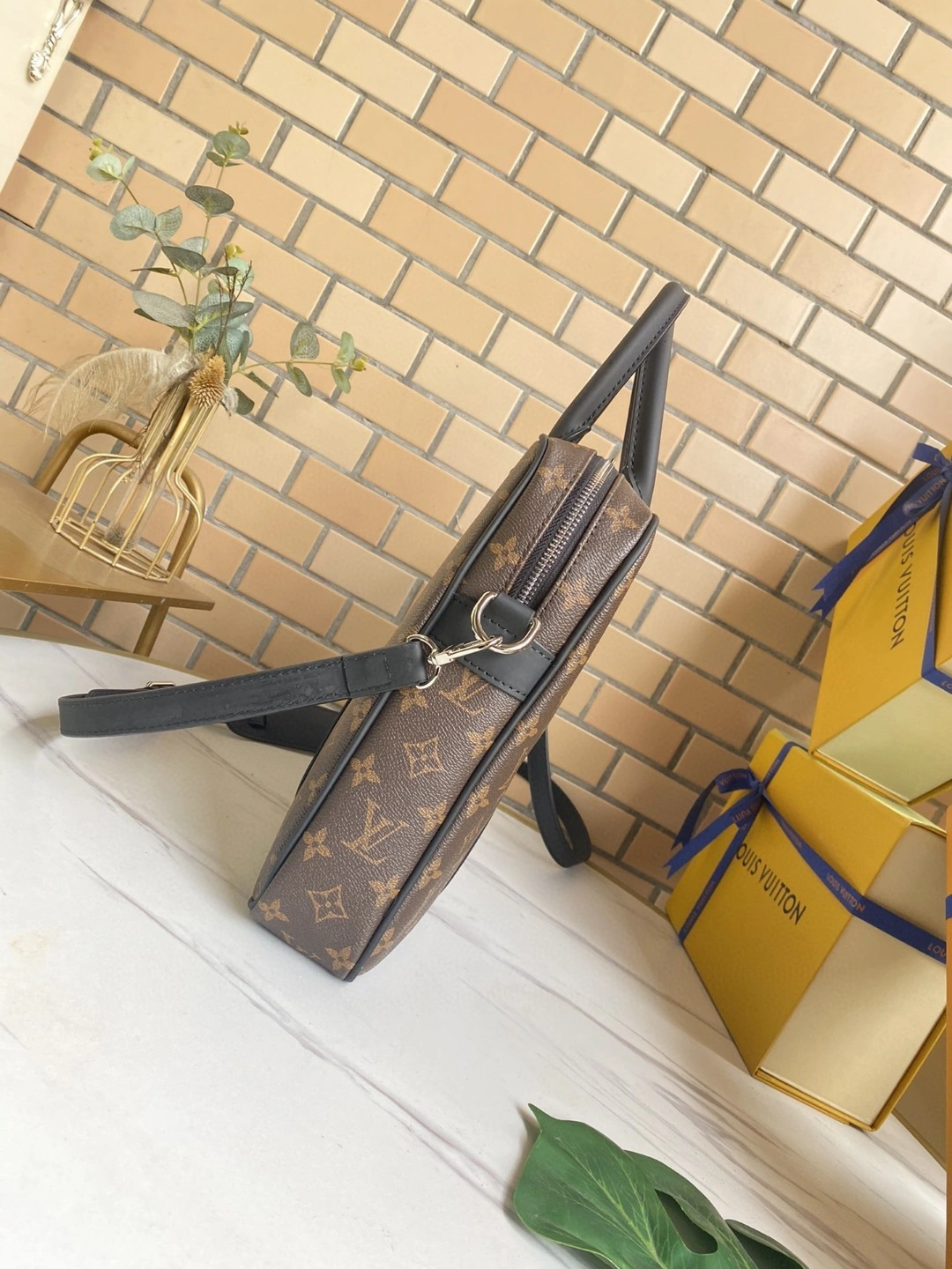 N41478 VOYAGE item : BT-B225C1833