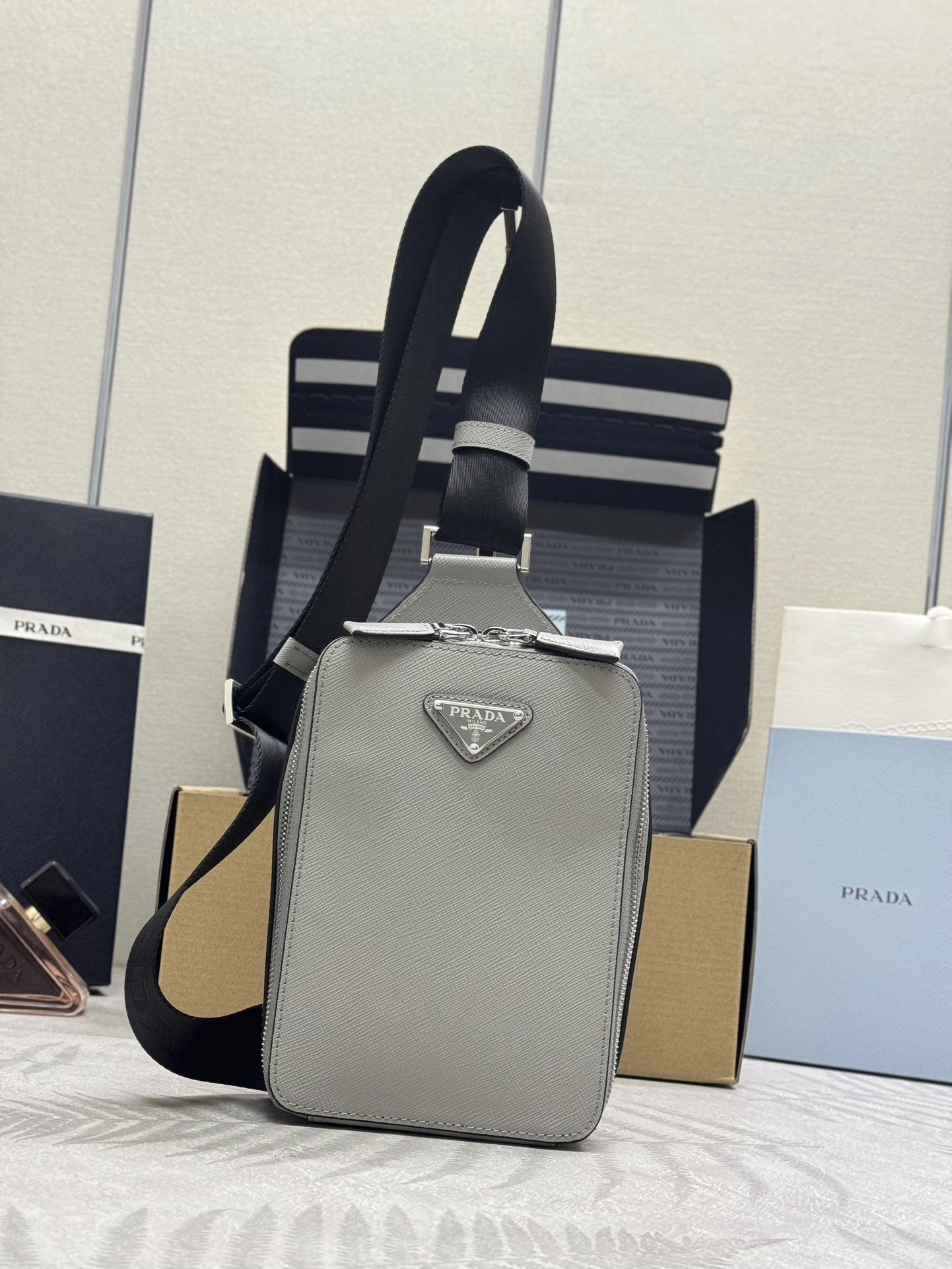 MOMO-- Pr141 1BA463-2VZ106_9Z2_F0K44 high quality version cowhide item:E-B000K0631