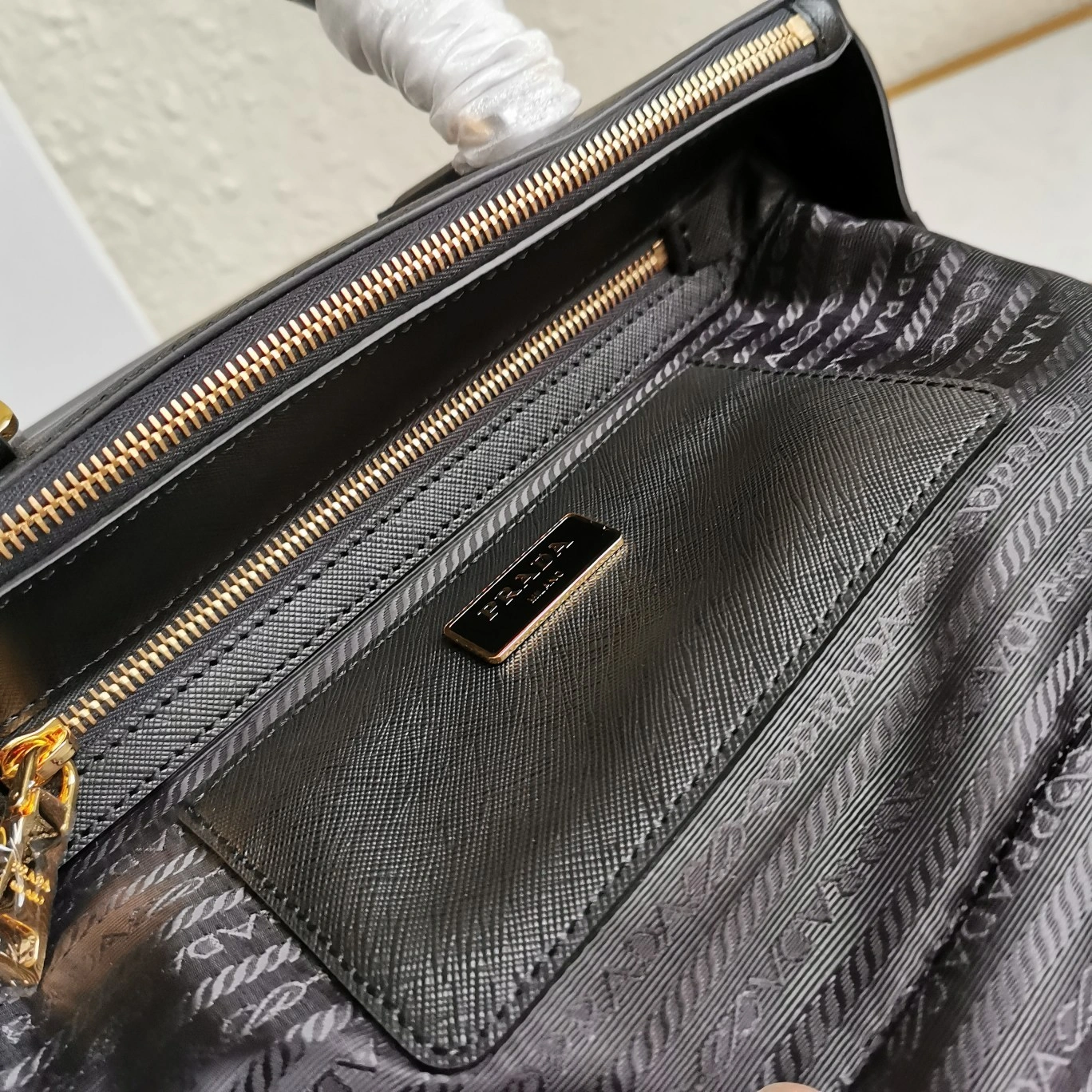 MOMO-- Pr141 1BA863_NZV_F0002_V_EOO Saffiano high quality version item:D-B000K2229