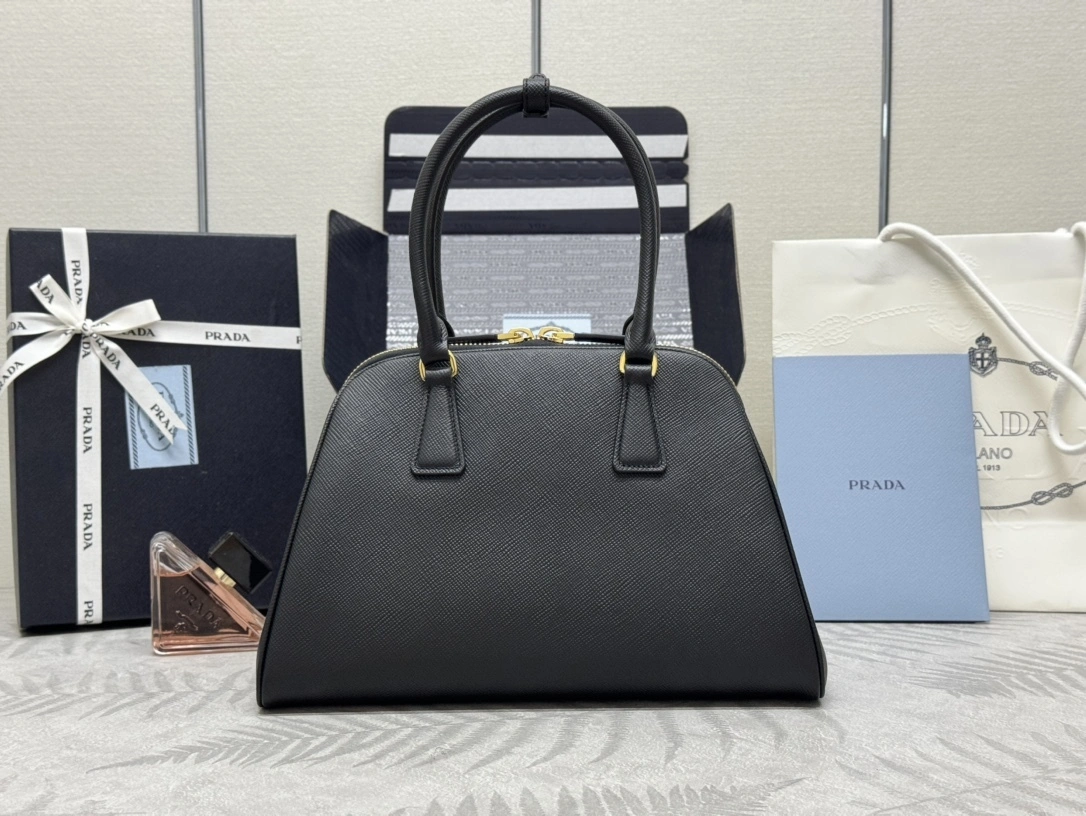 MOMO-- Pr141 1BG537_2A4A_F0002_V_MOM high quality version cowhide item:D-B000K1927