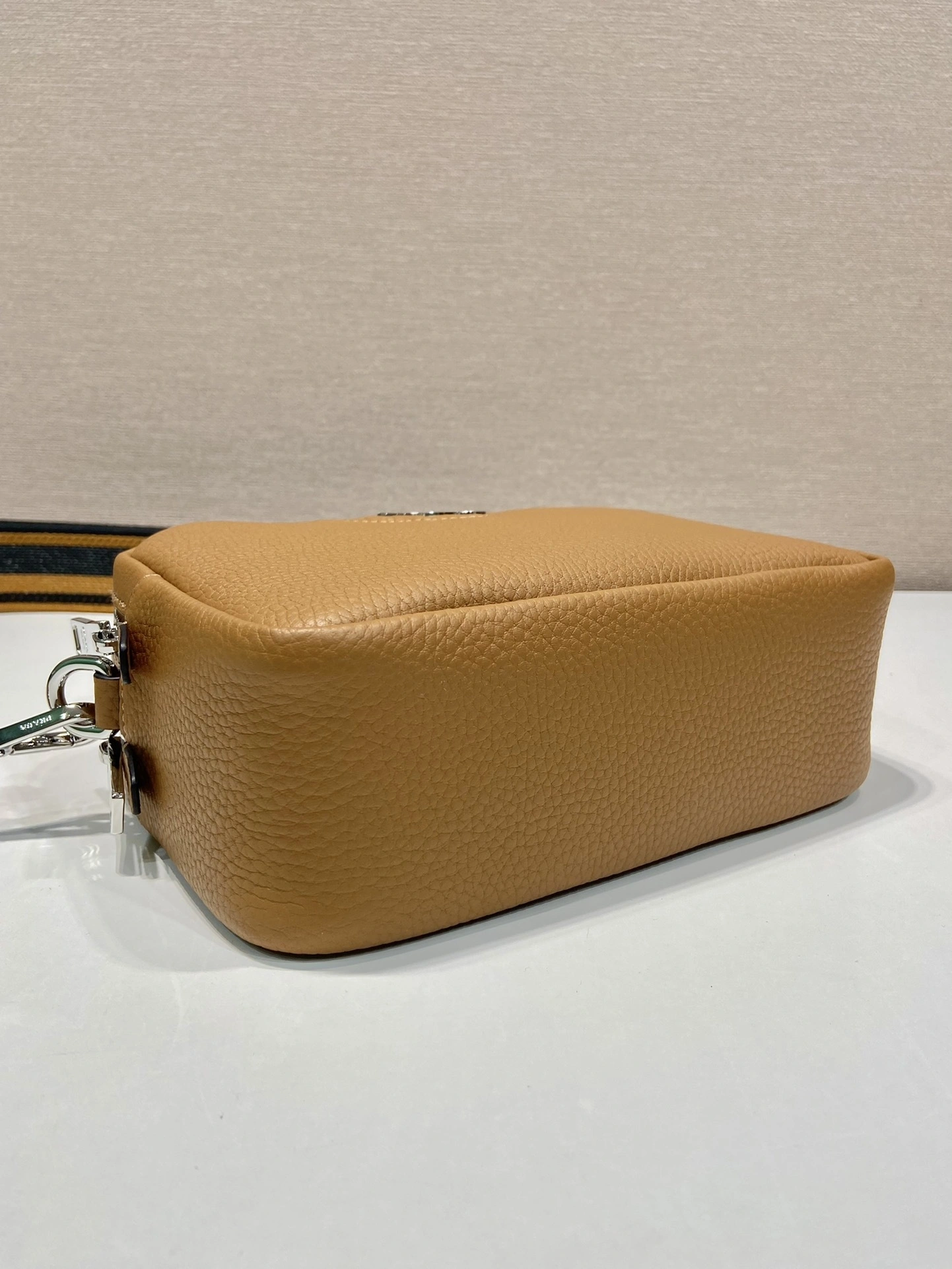 MOMO-- Pr141 1BH082_2DKV_F03OF_V_3OM high quality version cowhide item:D-B000K1933