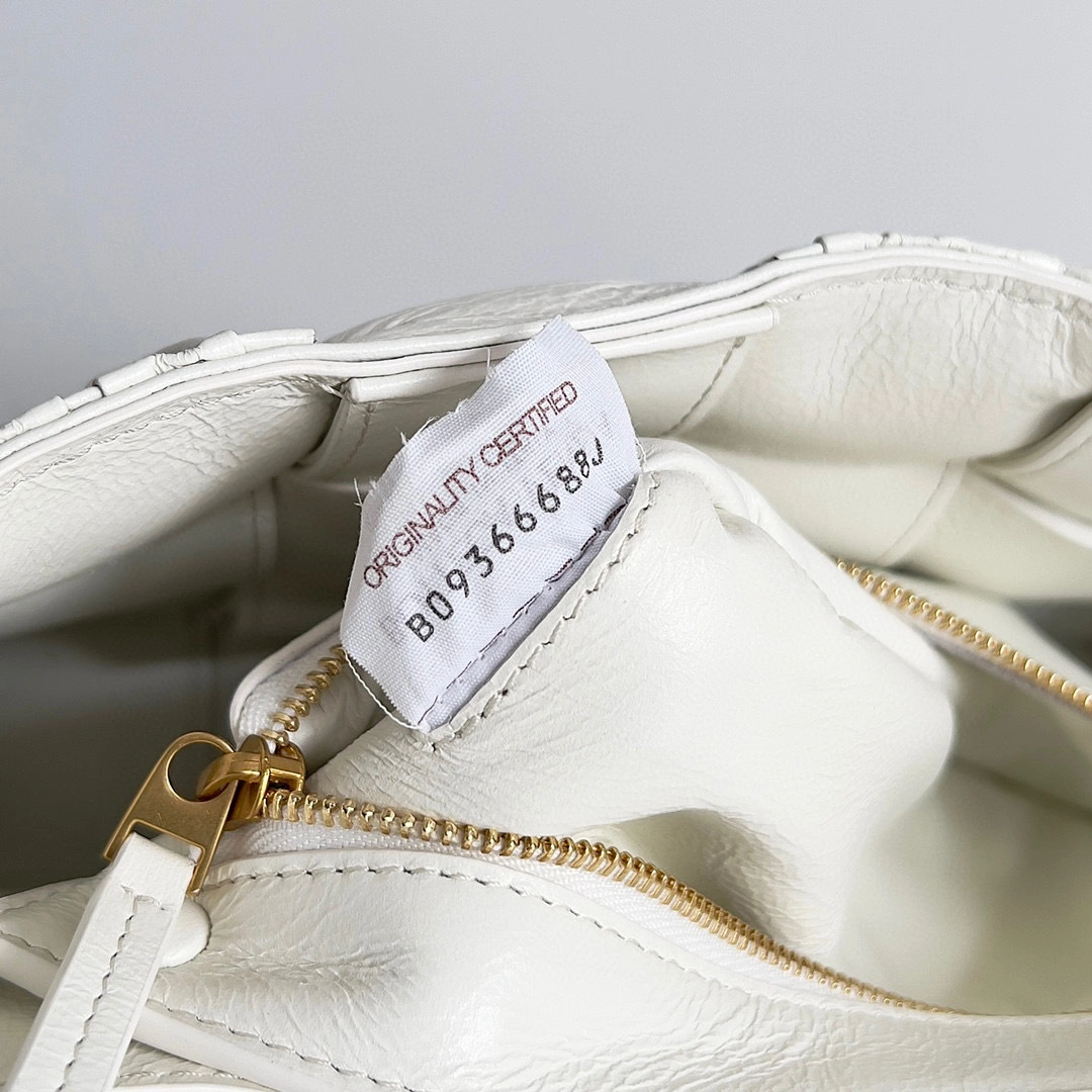 MOMO- high quality version 717089V2FY19092 2022 Cassette cowhide item：B-B063J1622C