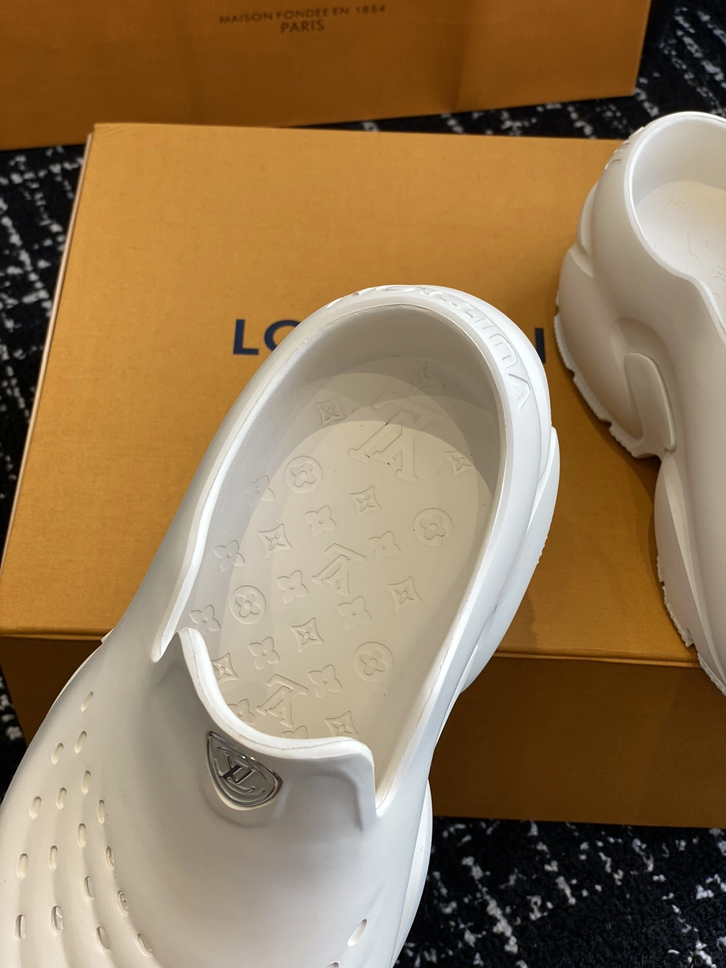 OOBB-- 1ABSMW item:C-X000G2912Y