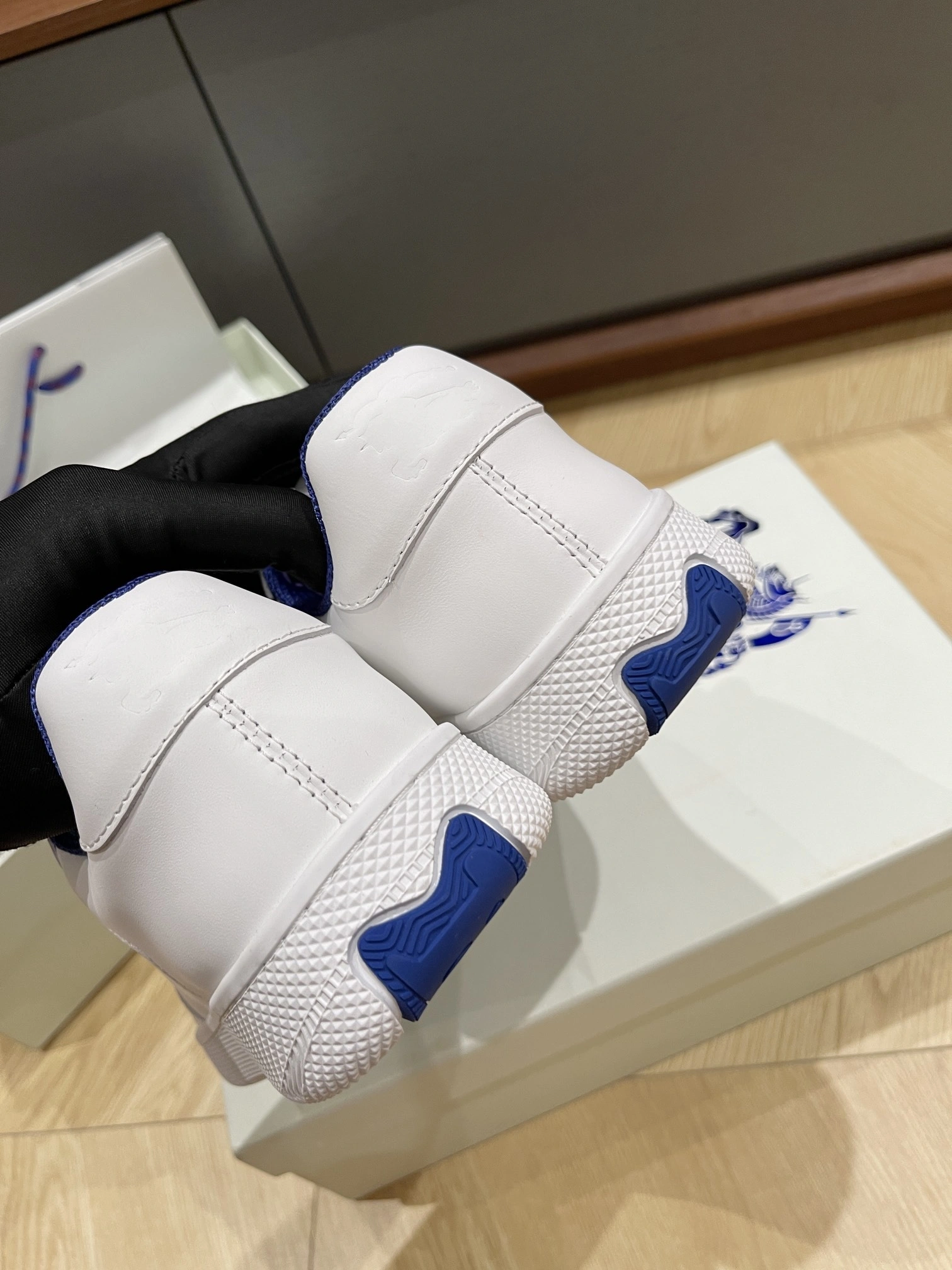 OOBB-- 2ur25rry 80954731 80954521 Calfskin sheepskin item：E-XW03I0124