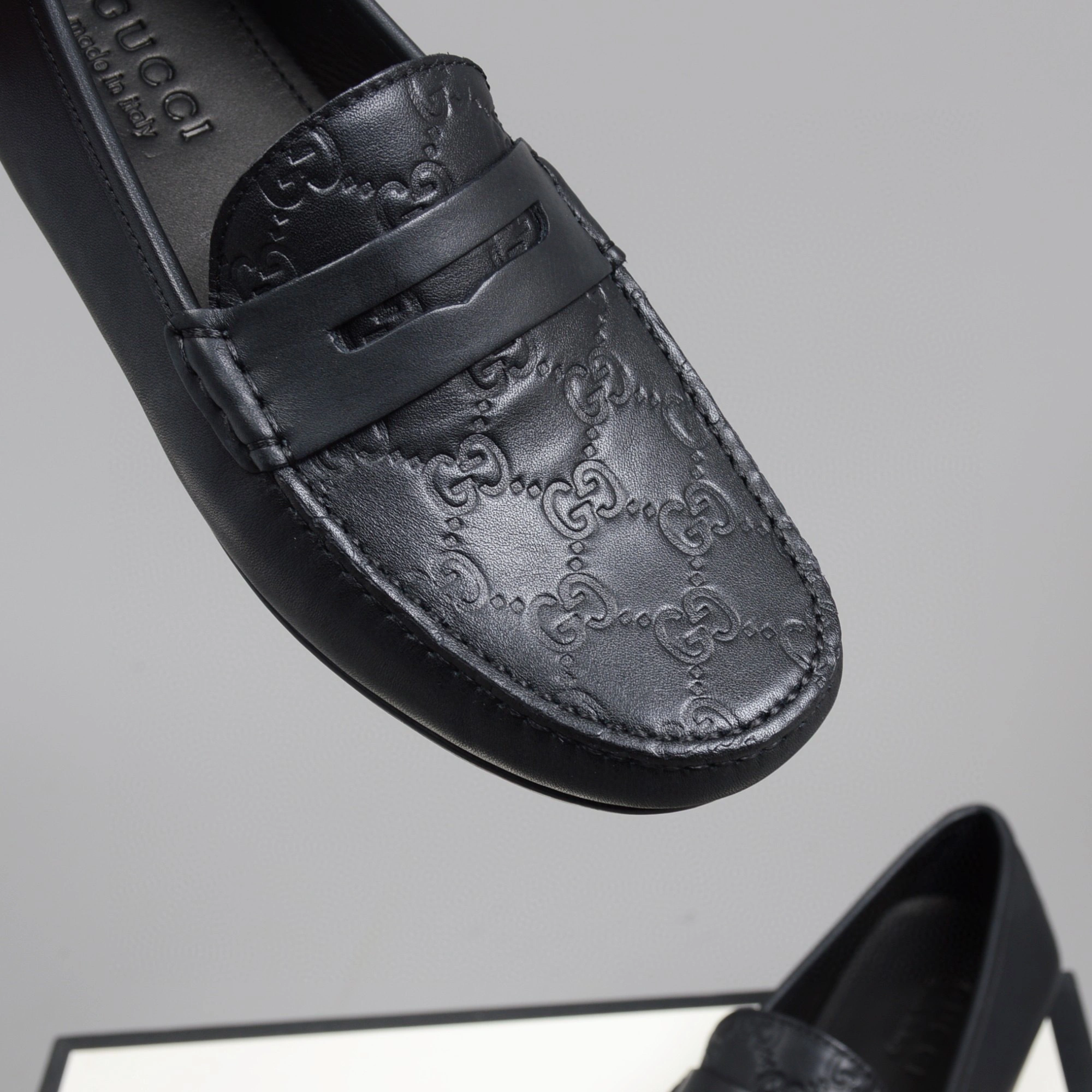 OOBB-- 431063 CWD20 1000 Signature Calfskin item:B-X032E1628L