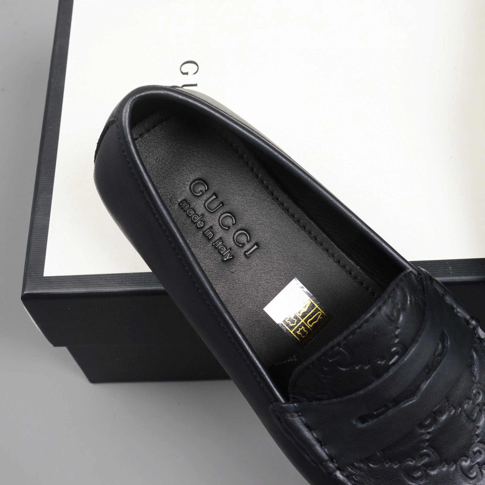 OOBB-- 431063 CWD20 1000 Signature Calfskin item:B-X032E1628L