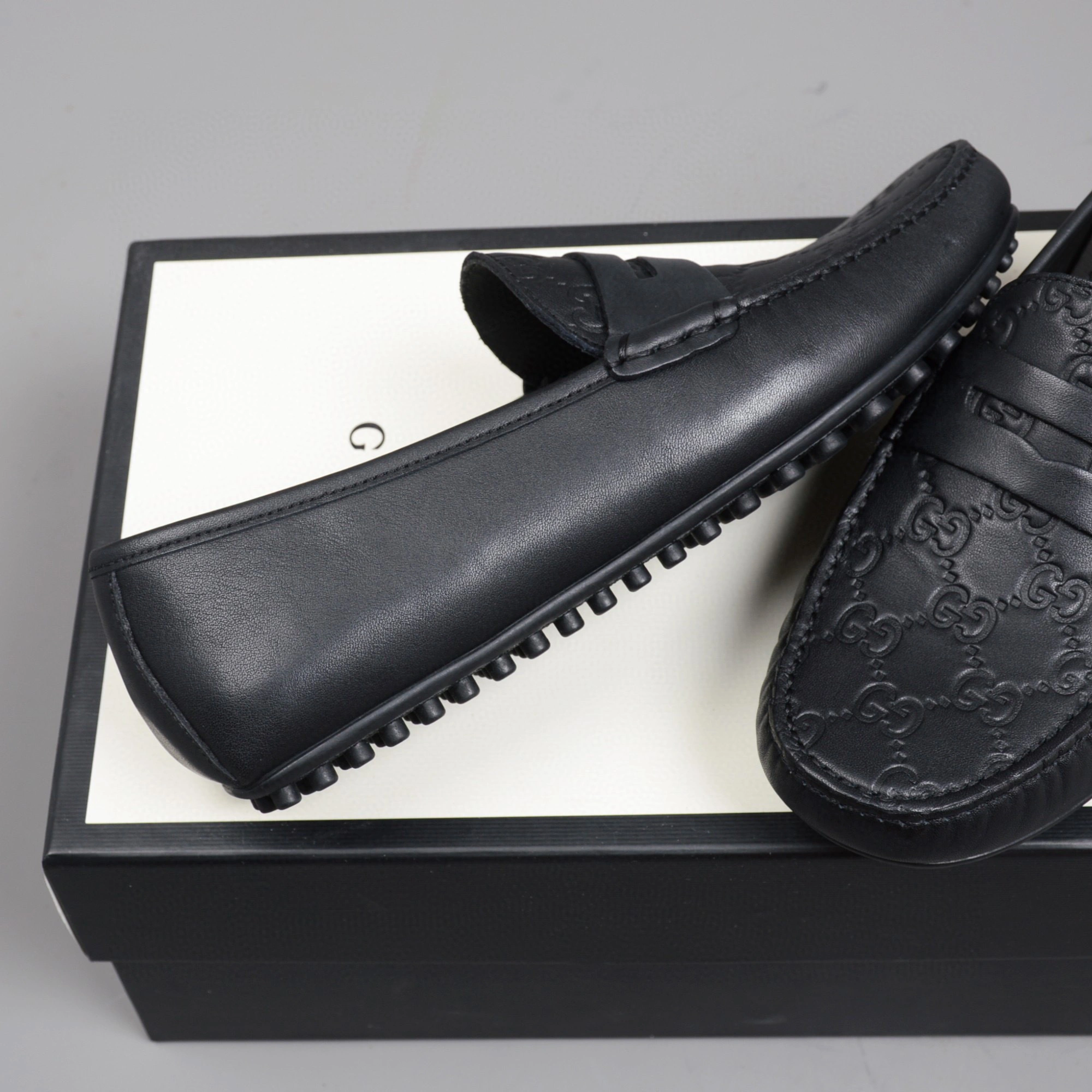 OOBB-- 431063 CWD20 1000 Signature Calfskin item:B-X032E1628L