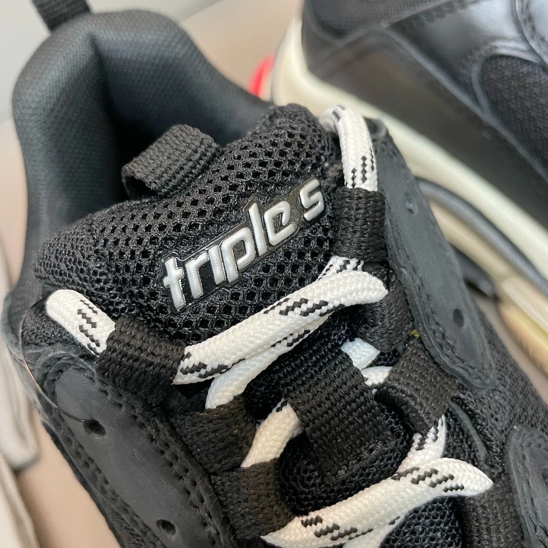 &&OOBB - 533882W09O11000 TRIPLE S item:B-X000E2063J