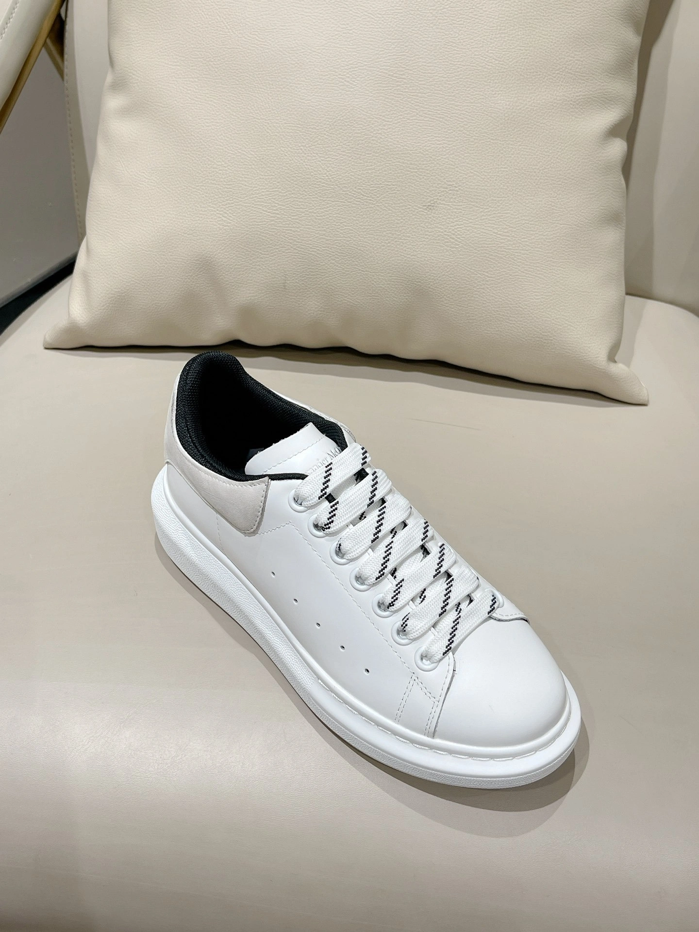 OOBB-- 697103WICYA8876 cowhide item: D-X158B2323