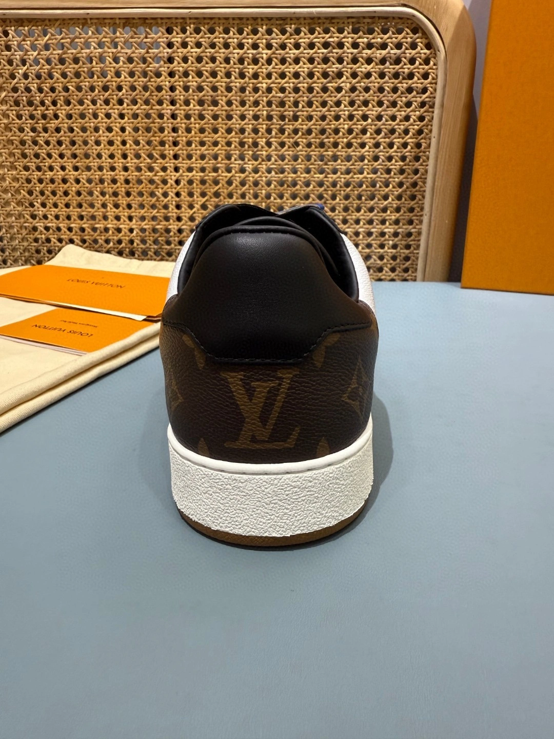 OOBB-- 8V 1A8WG6 L Rivoli item:E-X430F0601