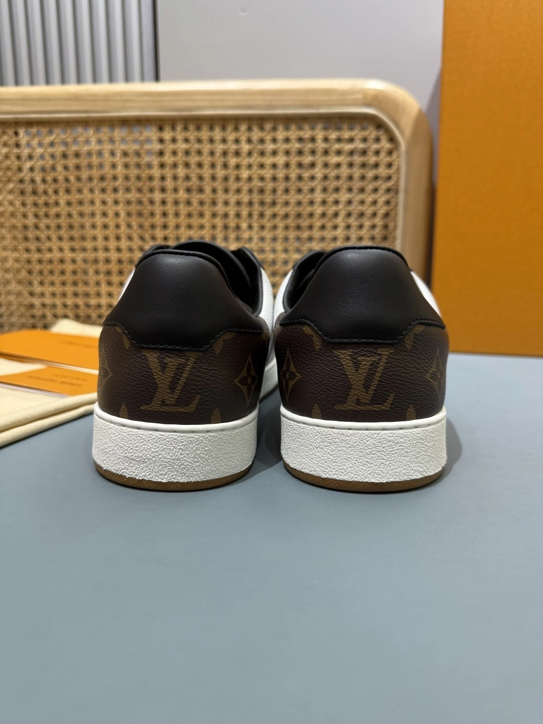 OOBB-- 8V 1A8WG6 L Rivoli item:E-X430F0601