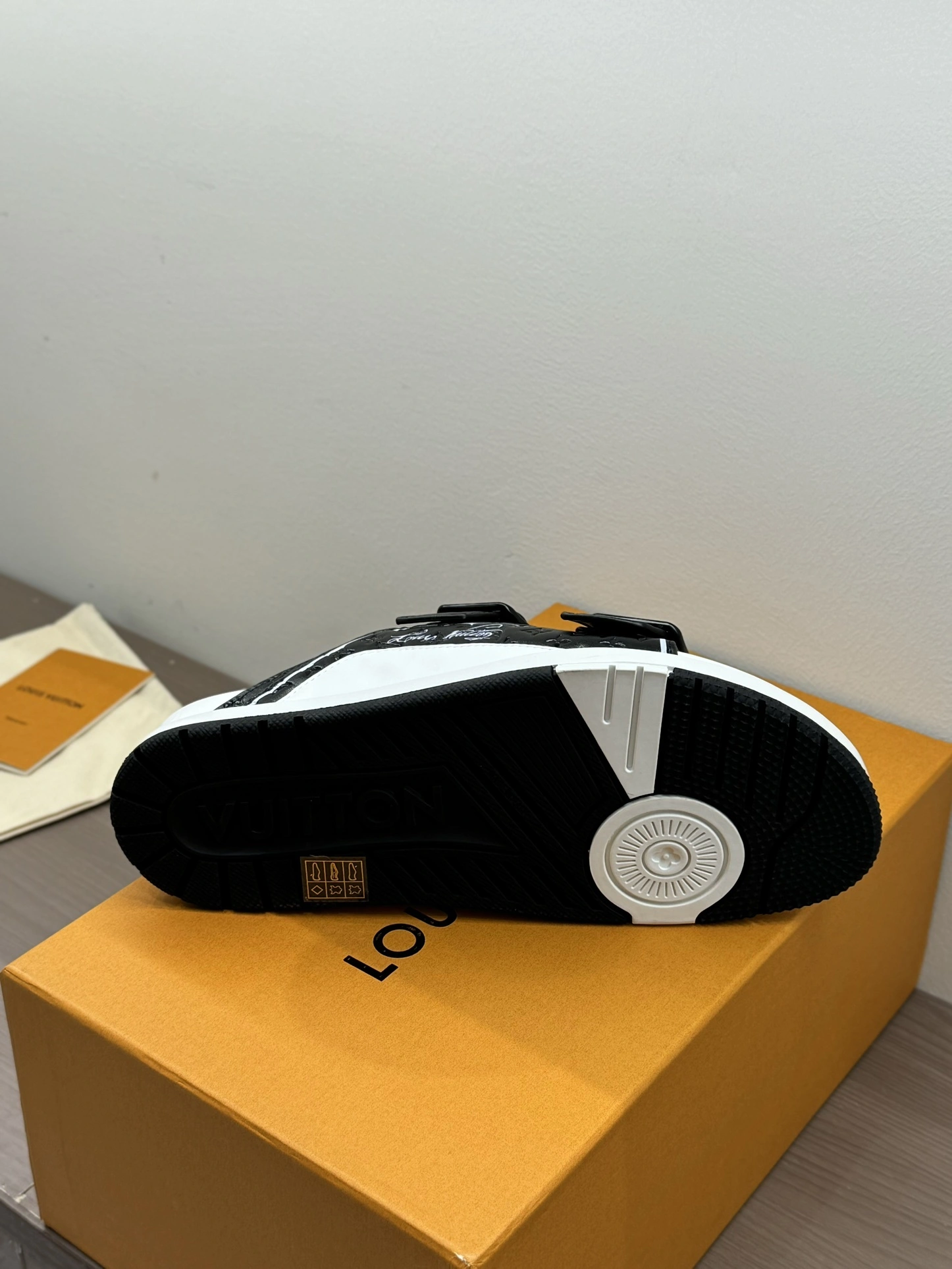 OOBB-- 8V 1AARUJ lvtrainer cowhide item:E-X230C2352