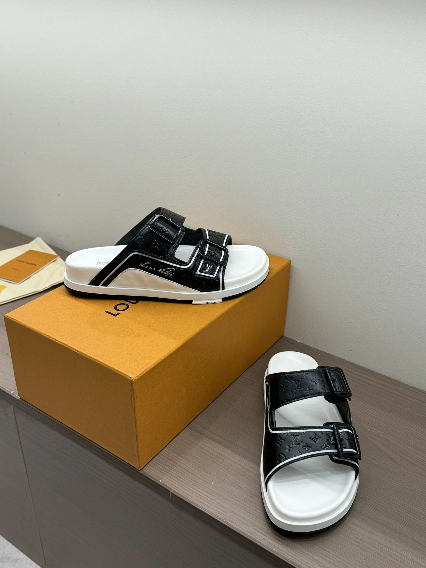 OOBB-- 8V 1AARUJ lvtrainer cowhide item:E-X230C2352