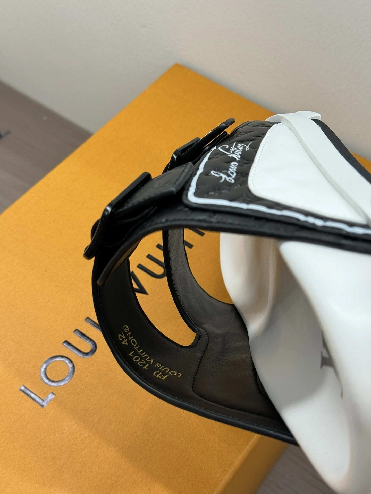 OOBB-- 8V 1AARUJ lvtrainer cowhide item:E-X230C2352