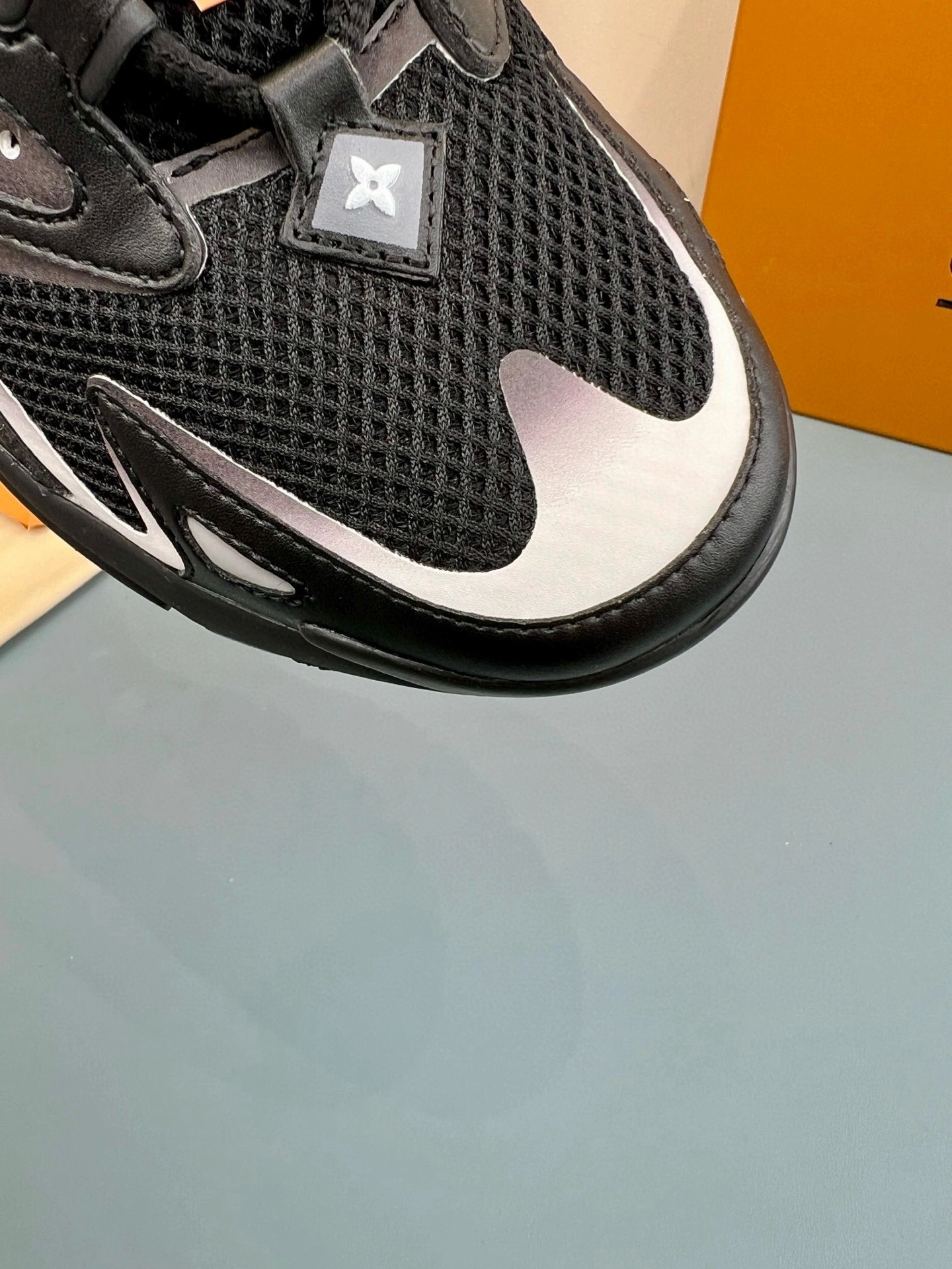 OOBB-- 8V 1ACG7W Runner Tatic item:E-X430F0632