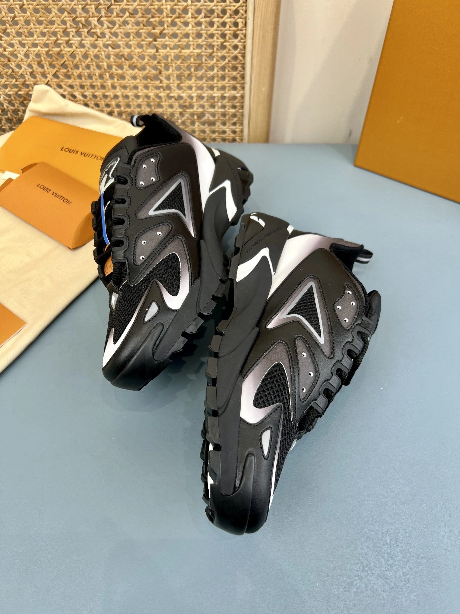 OOBB-- 8V 1ACG7W Runner Tatic item:E-X430F0632