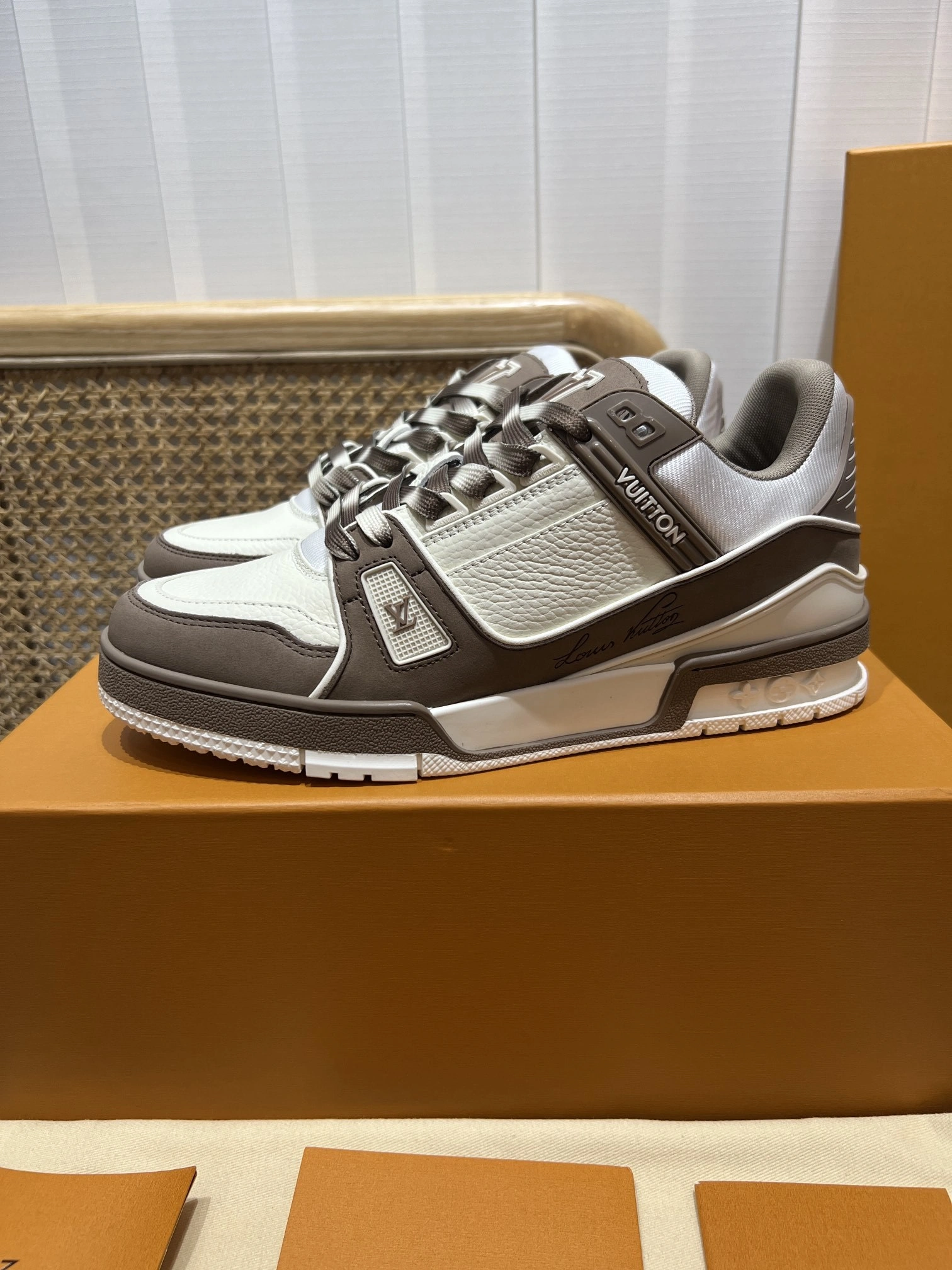 OOBB-- 8V 1ACWBZ Trainer cowhide item:E-X430L0315B