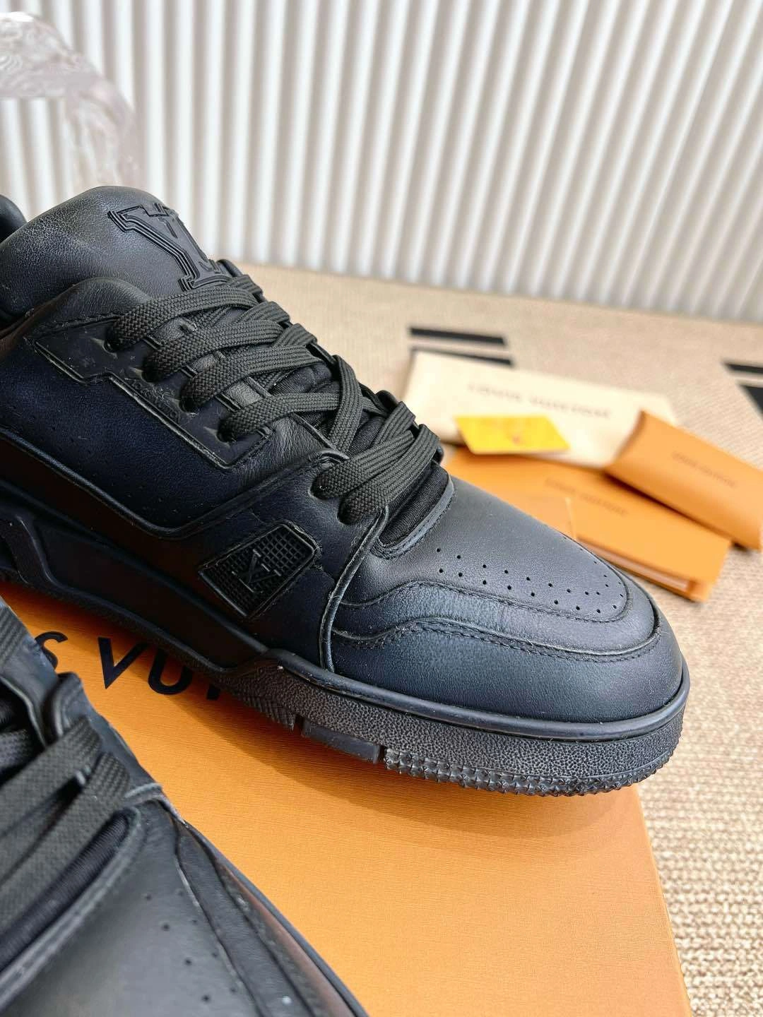 OOBB-- 8V 1ADEQP cowhide Trainer item:E-X000H2711