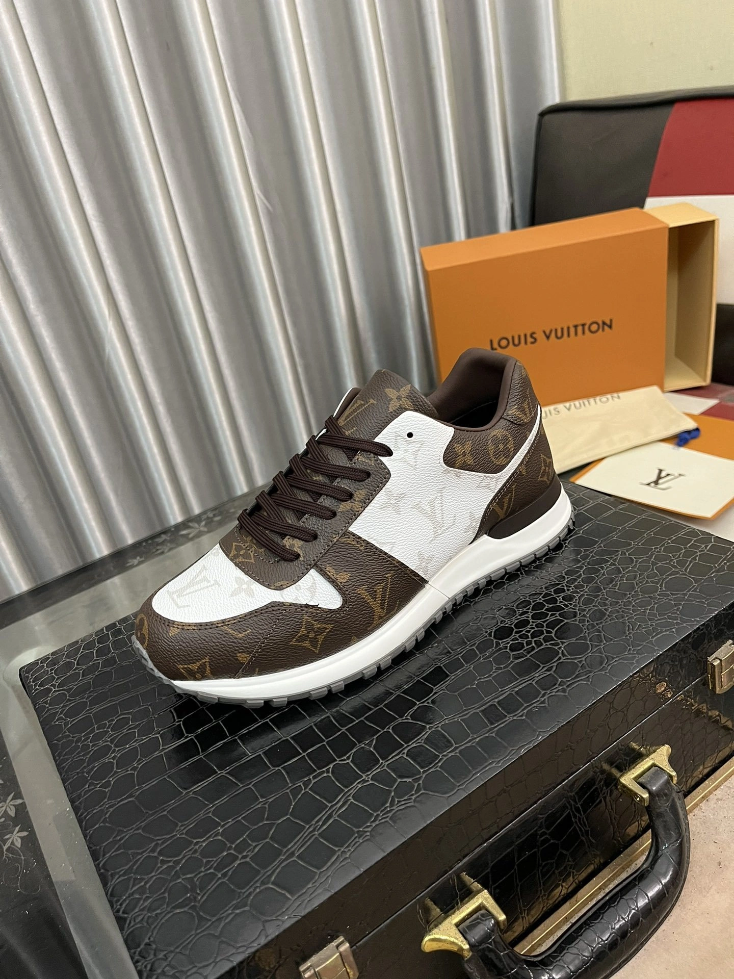 OOBB-- 8V 1ADET7 cowhide RUN AWAY item:E-X296H2709