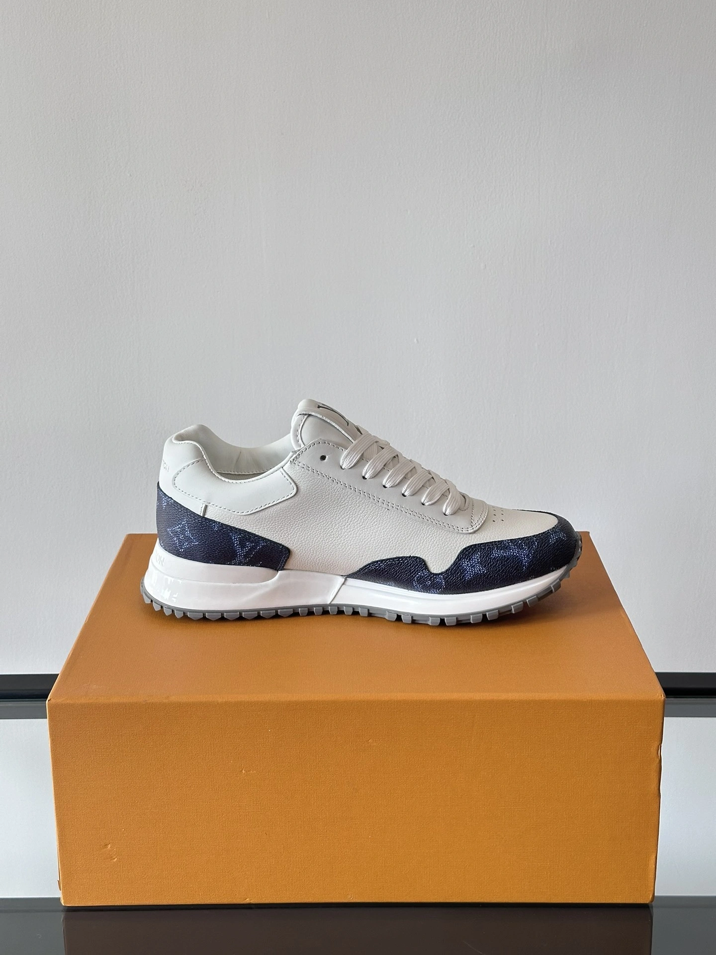 OOBB-- 8V 1ADG45 Run Away cowhide item:E-X230A0178