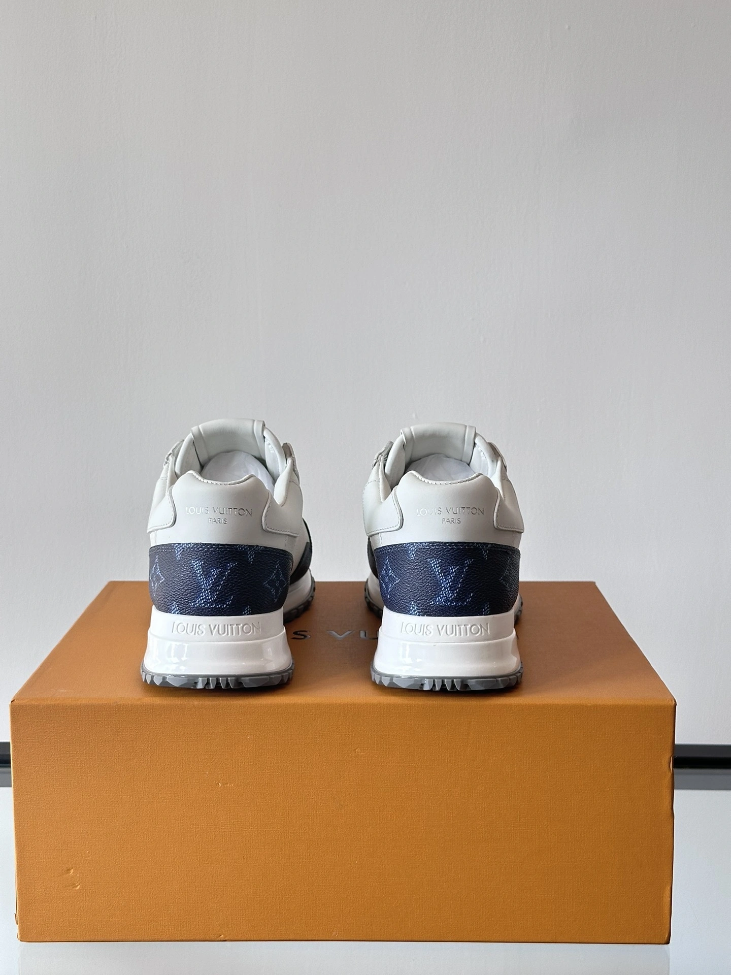 OOBB-- 8V 1ADG45 Run Away cowhide item:E-X230A0178