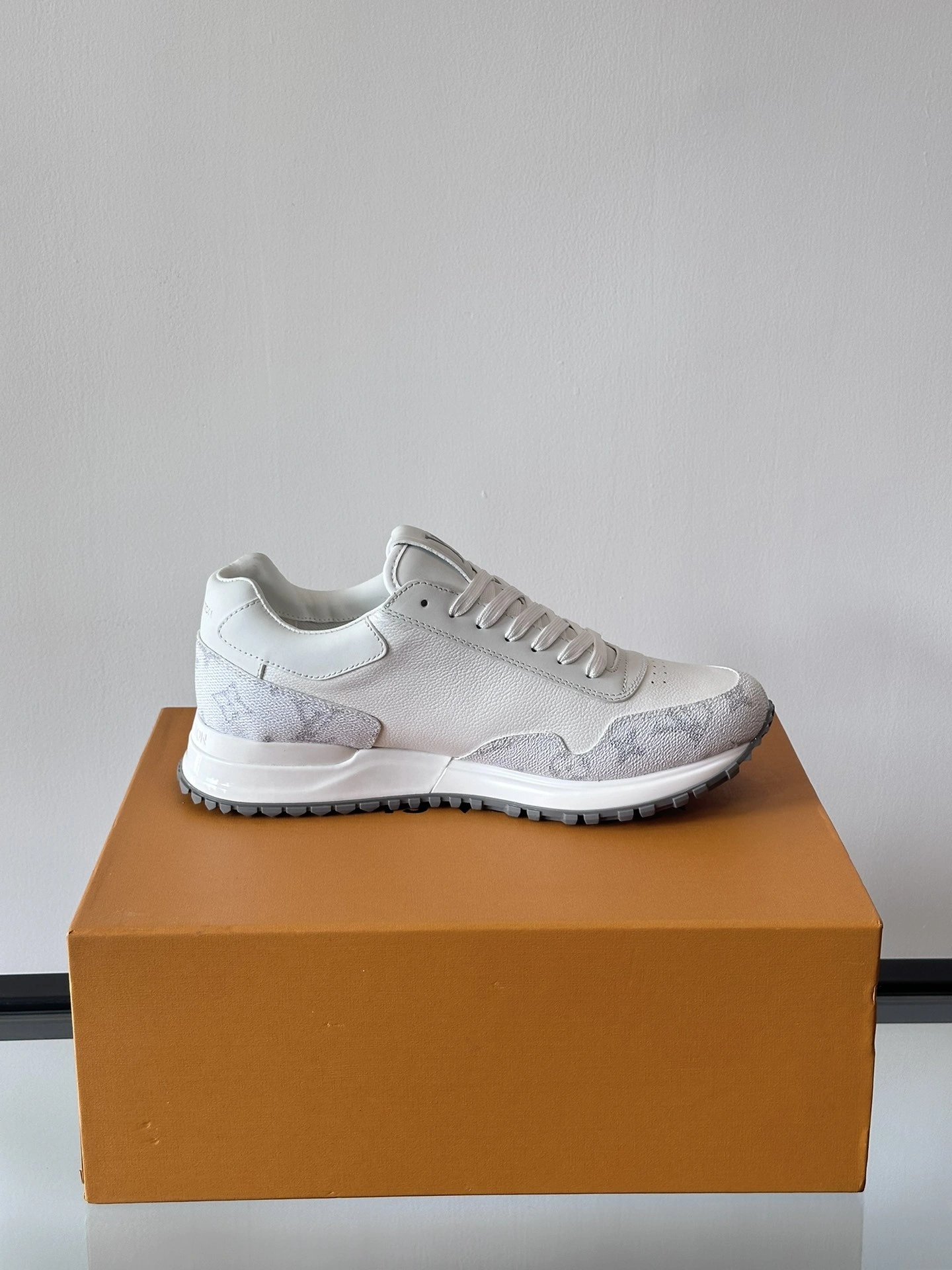 OOBB-- 8V 1ADG5Q Run Away cowhide item:E-X230A0177