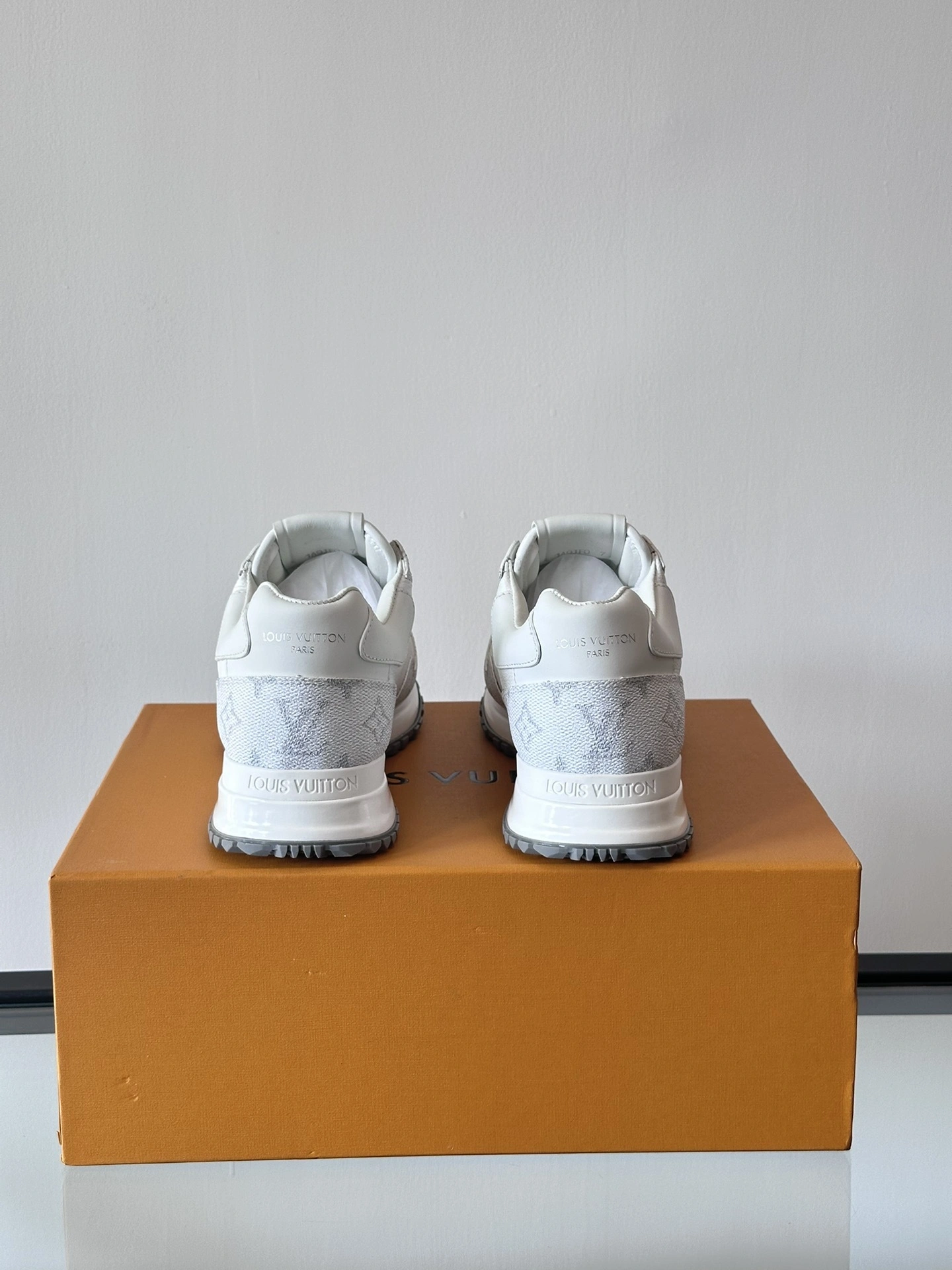 OOBB-- 8V 1ADG5Q Run Away cowhide item:E-X230A0177