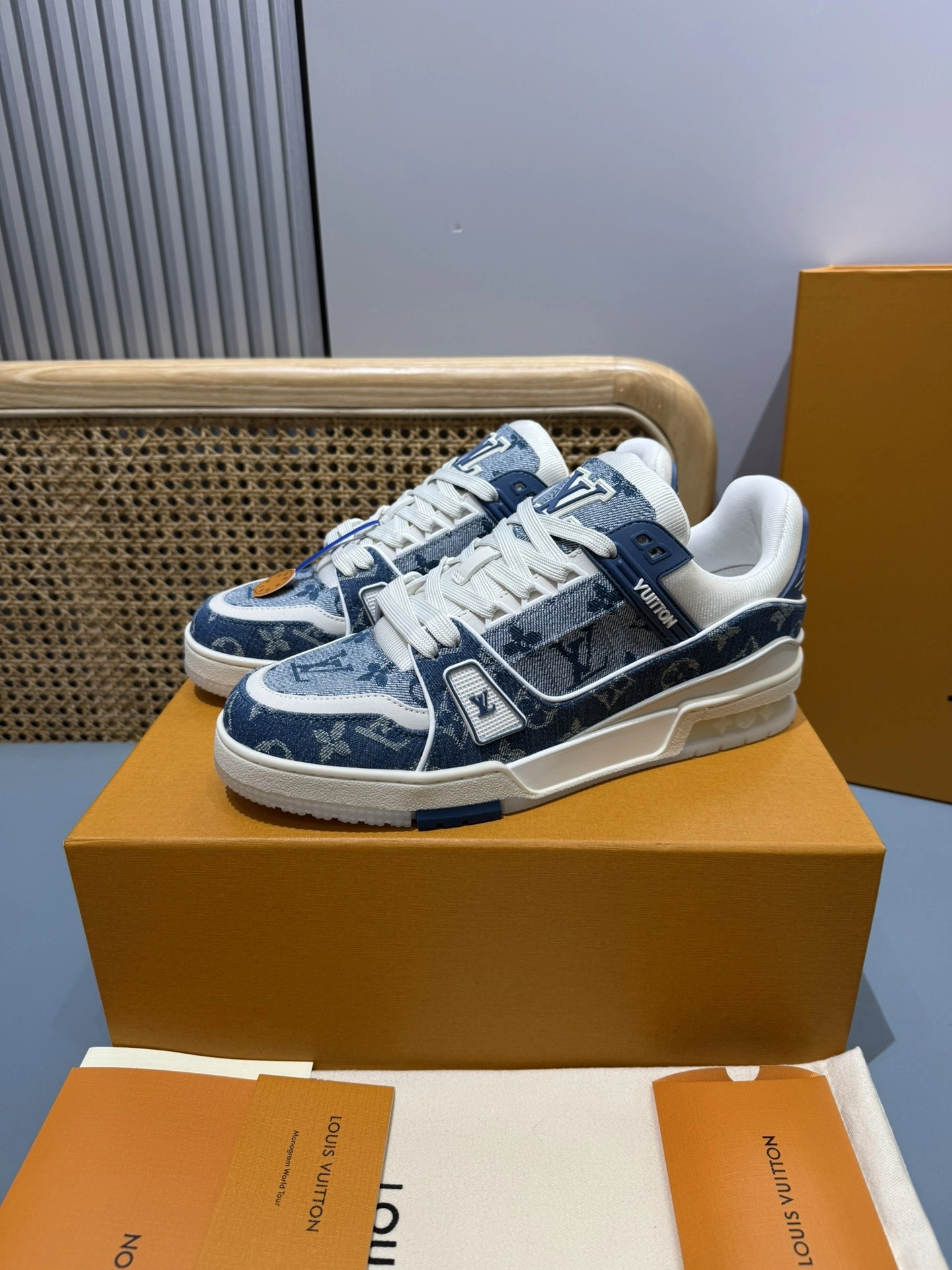 OOBB-- 8V 1ADHIT Trainer Calfskin item:E-X430L0302B